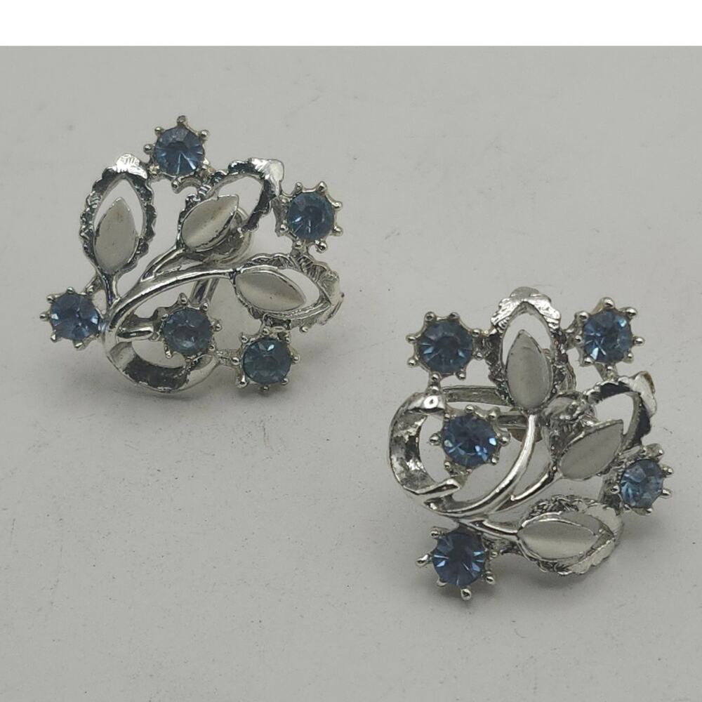 Vintage 1950s Blue Glass Rhinestone Screw Back Earrings Silver Tone Floral Spray
